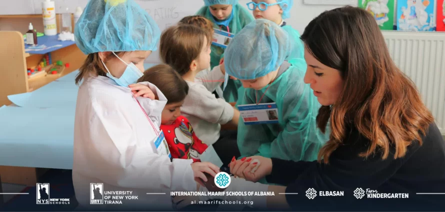 Çocuklar doktor oynuyor