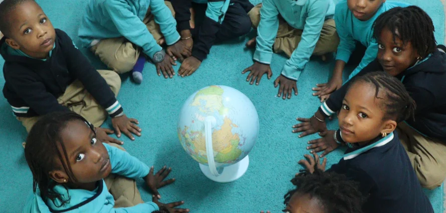 24 Ocak hem Uluslararası Eğitim Günü hem de Dünya Afrika Kültürü Günü'dür.